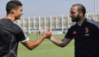 هيجوايين يعود لمعسكر يوفنتوس بدون قميصه