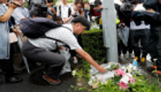 عشاق الرسوم المتحركة يضعون الزهور في موقع هجوم كيوتو اليابانية