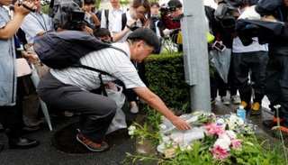 عشاق الرسوم المتحركة يضعون الزهور في موقع هجوم كيوتو اليابانية