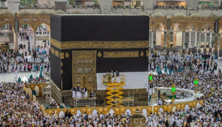 رفع ثوب الكعبة المشرفة استعداداً لموسم الحج