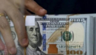 الدولار يتعافى متأثرا بتصريحات نظرية حول الفائدة