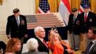 هولندي يعيد إلى أمريكا عَلَما من الحرب العالمية الثانية