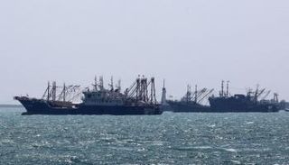 سفن شحن تجارية بمضيق هرمز- الفرنسية