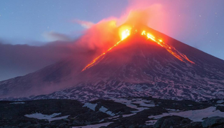 ارتفاع عمود الدخان بلغ 6 أمتار فوق قمة البركان - أرشيفية