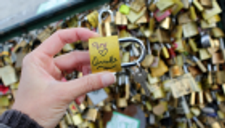 إزالة "أقفال الحب" من جسر بولندي.. وحظرها 10 سنوات