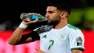 رياض محرز لاعب المنتخب الجزائري