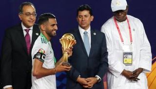 رياض محرز لاعب المنتخب الجزائري