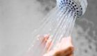 الاستحمام بالماء الدافئ حل سحري لتحسين النوم