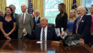 طاقم الهبوط على القمر في ضيافة ترامب