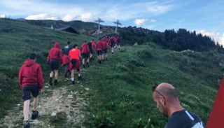 لاعبو أوجسبورج أثناء تسلق الجبال