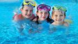 دروع تصد جراثيم حمام السباحة.. نظارة وقبعة وسدادة أذن