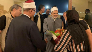شيخ الأزهر لحظة وصوله مطار القاهرة