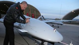 طائرة تركية مسيرة أرسلها أردوغان لدعم مليشيات طرابلس