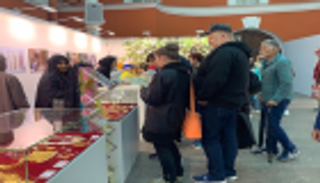 من الخط لرسم الحناء.. "أسبوع الشارقة" يبهر الروس