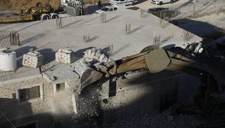 قوات الاحتلال تهدم منازل للفلسطينيين بالقدس