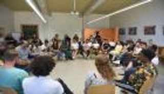 ألمانيا تحارب التطرف بدمج اللاجئين.. "الحرية تبدأ من الرأس"