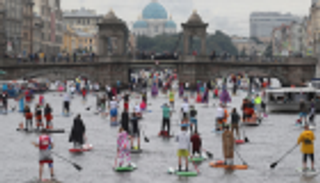 مهرجان التجديف بسان بطرسبرج.. ملابس تنكرية وألوان زاهية