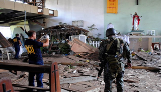 آثار أحد التفجيرات على كنيسة بالفلبين