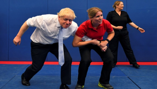 بوريس جونسون يهوى المصارعة واقتحام السيارات