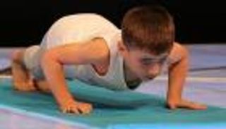 عمره 6 سنوات.. يؤدي 4618 تمرين ضغط في ساعتين