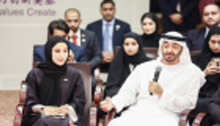 محمد بن زايد في جلسة شبابية إماراتية صينية: فخور بمد جسور التعاون