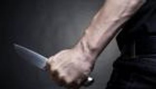 يحاول قتل ابنته المريضة.. "للقضاء على معاناتها"