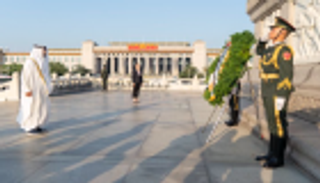 محمد بن زايد يزور "نصب أبطال الشعب الصيني" في بكين