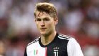 دي ليخت يهاجم الصحافة الإنجليزية بسبب والده