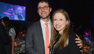 تشيلسي كلينتون وزوجها