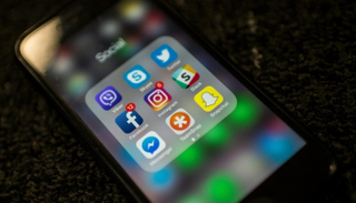 "فيسبوك" تصلح خللا يتيح لغرباء التواصل مع الأطفال