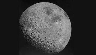 سطح القمر مليء بالحفر التي تحوي الجليد