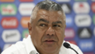 انتقاد التحكيم يطيح برئيس اتحاد الكرة الأرجنتيني من منصبه في الفيفا