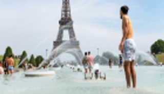 سياح يحتلون نافورات برج إيفل هربا من الحر