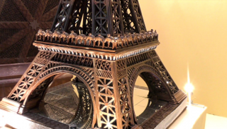 مجسم من الشوكولاتة لبرج إيفل - أرشيفية