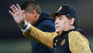 مارادونا يخضع لجراحة ناجحة في الركبة اليمنى