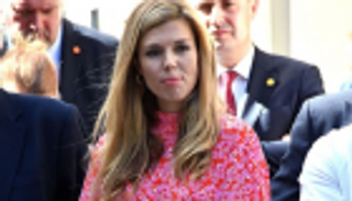 جنون الموضة يطارد صديقة رئيس وزراء بريطانيا بأول ظهور