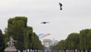 مغامرة جديدة لـ"الرجل الطائر".. عبور "المانش" على لوح نفاث