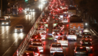 النوم داخل السيارات.. ظاهرة جديدة تتفشى في طهران