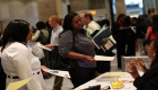 طلبات إعانة البطالة الأمريكية تتراجع لأدنى مستوى 