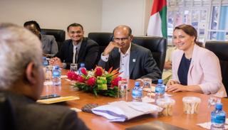 مريم بنت محمد سعيد حارب المهيري خلال مباحثاتها مع مسؤولي سورينام