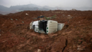 انهيار أرضي يدفن سيارة بركابها في المغرب