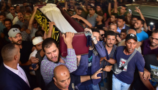 جثمان الفنان فاروق الفيشاوي قبل دخوله مسجد مصطفى محمود بالقاهرة