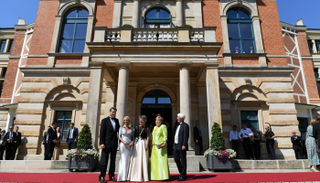 ميركل بملابس زاهية في مهرجان موسيقي