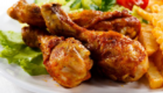 بالفيديو.. قطعة دجاج تتمرد على التهامها بمطعم أمريكي