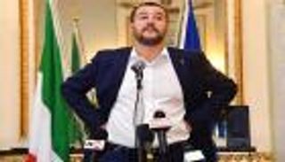 إيطاليا تطالب باتفاق أوروبي قبل استقبال مهاجرين