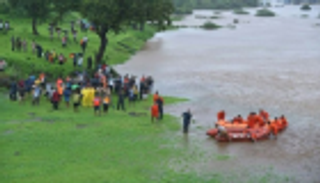 مروحيات وقوارب لإنقاذ ركاب قطار أغرقته فيضانات الهند