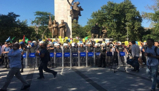 قوات الشرطة التركية تقمع مظاهرة السوريين