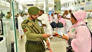 الجوازات تتواصل مع الحجاج لتسهيل إجراءات دخولهم إلى الأراضي السعودية