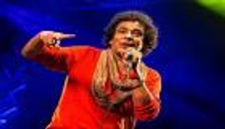 محمد منير يغني لنجاة في ختام ليالي جرش