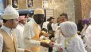 نساء يراقبن جودة أطعمة حجاج جنوب شرق آسيا